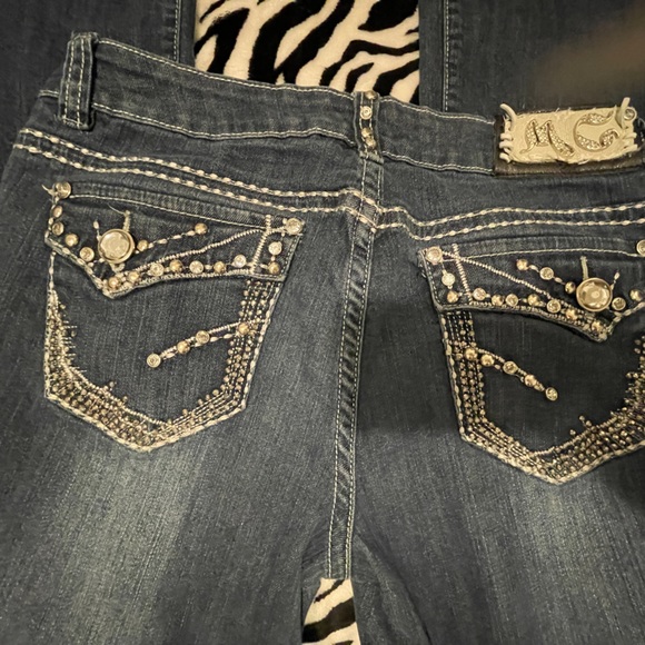 Super cute low rise boot cut jeans with pocket detaill - Picture 5 of 5
